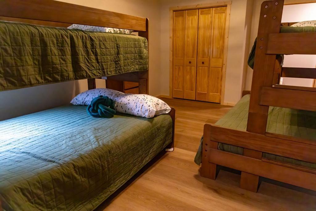 Twelve Pines Resort - South Lodge With Private Pier On Catfish Lake Eagle River Εξωτερικό φωτογραφία